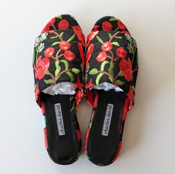 Charles David Black and Red Rose Floral Embroidered Slide Slippers Womens 7.5 - Picture 2 of 8